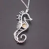 Pendentif Colliers Blanc Opal Hippocampus Seahorse Collier pour femmes Sliver Couleur Creux Sculpture Sea Horse Charm Cadeaux d'anniversaire