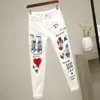 Jeans da donna in denim bianco Pantaloncini da cartone animato Graffiti Fiori Stampa pantaloni a matita Hallen allungati Autunno Skinny Jean Designer Jeans Leggings Pantaloni sportivi Taglie forti