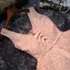 Elegancka Pearl Pink Prom Dresses 2022 Sexy Bal Sukienka Krótki V Neck Aplikacje Frezowanie Koronki Suknie Party Długość Kolana