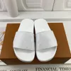 Design Os homens Gradiente de cor famosa carta Letters Designer Casal Chinelos de Luxo e chinelo Sandálias Marca Moda Feminina Lether Praia sapatos femininos flip-flops