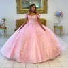2022 Pembe Quinceanera Elbiseler Balo Kapalı Omuz 3D Gül Çiçekler Kabarık Tatlı 16 Elbise Ünlü Parti Abiye Mezuniyet