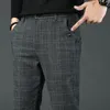 Nuovi pantaloni casual casual da uomo Business casual slim fit grigio scuro stile classico pantaloni elastici elastici vestiti di marca maschile 210201