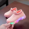 Dzieci Trampki Dzieci Dziewczynek Chłopcy Listu Mesh LED Luminous Skarpetki Sport Run Sneakers Buty Sapato Infantil Light Up Buty 210308