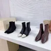 bota del zapato del talón del gatito