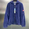 chaqueta de mezclilla azul con capucha de las mujeres