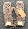 Hoogwaardige merkhandschoenen Unisex Wool Mittens Fashion Designer Warm Glove Twist Gebreide Mitten 5 Kleur