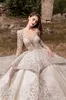 Designer Ball Gown Bröllopsklänningar med Långärmade Scoop Neck Lace Applique Tiered Kjol Kapell Tåg täckt Knapp Bröllopsklänning Vestido