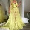 Sexy prachtige gele prom dresses plooien een lijn geappliceerd avondjurk 3D bloemen spaghetti riemen formele feestjes beroemdheden