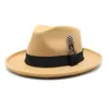 Fedora قبعة مع ريشة النساء الرجال شعرت القبعات الفيدورا امرأة رجل الجاز بنما قبعة أنثى الذكور لفة قبعة رجل إمرأة أزياء الرجعية قبعات ربيع الخريف الشتاء بالجملة