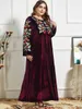 9944 Modig och värdig Stor storlek Arabiska Kvinnors Vin Röd Växt Broderad Casual Golden Velvet Dress