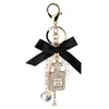 Fashion Imitation Pearl Parfym Bottle Keychain Car Ring Women Bag Charm Tillbehör Söt Bow Key Chain Creative Keyrings G1019