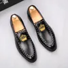 Designer Pointed Black White Crown Embroidery Rivet Oxfords Casual Shoes Homecoming Dress Wedding Prom Sapato Social Masculino Business Loafers H52