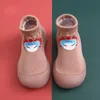 Första vandrare anlände unisex baby skor toddler pojkar sommar andningsbara tecknade stickade anti-slip gummi booties