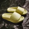 Zomer mannen slippers tij paren dragen dikzolen slippers met zachte zolen thuis.