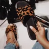 Sandals novas e confortáveis ​​Mulheres 2021 Summer Rhinestone leopard estampa aberta de pé de dedo ladras casuais 36-43 slides de tamanho grande