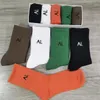 Fashional Hommes Femmes Designer Chaussettes De Sport Avec Lettres Une Boîte 5 Pièces Hommes Femmes Bas Chaussettes De Sport De Haute Qualité Bas 1325v