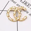 15 Color 18K Gold Letter Mander Letters Brooch Brooch Women Crystal Rhinestone Pearl Suits Dress Pin Biżuteria Dekoracja odzieży 7607026