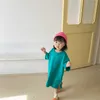 夏のかわいい女の子半袖スプリットドレス韓国風子供緩いカジュアルな長いTシャツのドレス210615