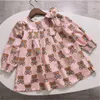 2022 Primavera Nova Moda Marca Cartoon Carta Vestido Verão Crianças Roupas de Menina Roupas de Manga Longa O-pescoço Impressão de Childen Bear Princesa Vestidos 2-10 Ano