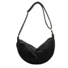 Abendtaschen, Damenhandtasche mit einer Schulter im Bootsstil. Mode-Design. Winterstil. Das ringförmige Cingulat