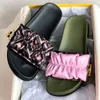 Pantoufles pour femmes Fashion Satin Slide Designer Sandales Sandales avec bouchon dor￩ et cordon de crampon classique chanvre d'￩t￩ ext￩rieur de plage plate tongs plats adultes slipper