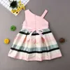 2019 Brand New Princess Niemowlę Kid Baby Girl Formalna Dress One Shoulder Bowknot Pearl Floral Paski Kolor Różowa Dresy Line 3-9y Q0716