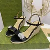 2021 Luxus High Heels Echtes Leder Sandale Klassischer Strohkeil Mittelabsatz 8 cm Damen Designer Sandalen Sommer Strand Sexy Hochzeitsschuhe Größe 35-41 mit Box