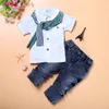 男の子の男の子の服カジュアルTシャツ+スカーフ+ジーンズ3pcの赤ちゃんの服セット夏の子供子供子供の子供の衣装のための幼児男の子服130 Q2