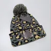 새로운 패션 표범 곡물 머리 공 비니 브랜드 남성 여성 겨울과 가을 따뜻한 고품질 통기성 장착 된 양동이 모자 로고 니트 모자 L009041