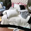 Fullblomstrand Sängkläder Sätta Enkel Brev Broder Retro Style Bed Supper För Hem Röd Bröllop Hem Textiles2021
