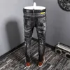 Amerikanska streetwear mode män jeans retro svart grå elastisk smal passform målade designer byxor patch fickor hip hop byxor