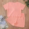 Bambini estivi Set manica corta O Collo T-shirt rosa Lettera laterale Fasce elastiche Pantaloncini Carino 2 pezzi Vestiti per ragazza 1-8T 210629