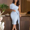 النساء bodycon فساتين كتف واحد مع ربطة الخصر حزام ضوء أزرق فاتح أنيقة ضئيلة vestido الحدث الأفريقي الاحتفال المناسبات 210306