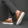 Luxury Mäns Klänning Läder Skor Mens Anti Drape Men En Fot Tjock Sole Turn Fur Casual Set Plank Shoe Zapatos Hombre A11