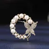 Pins, broscher pärla rhinestone krans fjäril brosch för kvinnor barock trendiga eleganta cirkel leaf pins party bröllop smycken