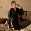Vrouwelijke ijs zijde hoogwaardige lange mouwen sexy diepe v mesh stiksels split nachthemd badjas ochtendjurk One size zwart wit Q0818