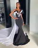 Black Mermaid Prom Klänningar Ruffled Sheer Jewel Neck Overkirt Evening Gowns Sweep Train Satin Custom Made Formal Dress