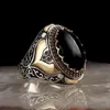 Wedding Rings Vintage Handmade gesneden Turkse zegel voor mannen ingelegd Red Black Zirkon Stone Trendy Islamitische religieuze moslimjuwelen 263Q