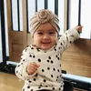 16*17 CM infantile doux confortable coton indien chapeaux couleur unie à la main noués nouveau-né casquettes bébé cheveux accessoires Photo accessoires
