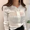 Kvinnors stickor Tees Korean Thin Sticked Single-Breasted Cardigans Sweaters Kvinnor Långärmad O-Neck Pearl Buttons ihåliga Elegant mode la