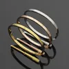 2021 Smalle armband liefde ontwerp voor vrouwen bruiloft en verloving sieraden cadeau in drie kleuren verguld met correcte stempel PS4306262D