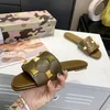 2021 Venda Quente Novo Designer de Couro Mulheres Chinelos Flat Moda Oversized Golden Rebites Sexy Ladies Slides Sandálias Moda Com Caixa