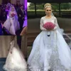 Jurken met lange mouwen met overkruip kanten applique schep nek op maat gemaakte plus size kasteel bruiloft bol jurk vestidos 403