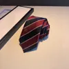 eşleşen kravatlar