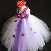 Belle ragazze Viola Petali di fiori Tutu Dress Bambini Fluffy Tulle Wedding Party Dress con fascia Bambini Crochet Long Tutus 210303