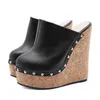 Sky High Wedge Heel Rivet Boarded Sandali con plateau impermeabili Punta tonda chiusa Scarpe eleganti da donna Moda per donna