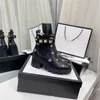 Botas de diseñador para mujer Botas de desierto de cuero de vaca Flamencos Amor Flecha Zapatos de invierno Lujo con logotipo Tamaño grande