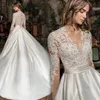 2021 Neues weißes A-Line-Hochzeitskleid, europäisches Brautkleid, Spitzenoberteil, tiefer V-Ausschnitt, Satin, lange Ärmel, Übergröße, Sweep-Zug9508626