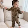 Födda barn baby pojkar tjejer kläder höst leopard print romper söt bomull jumpsuit långärmad vinter fall outfit 0-24m 211118