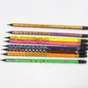 黒い木製の鉛筆は学校の事務用品の執筆の消し具と描かれたHb鉛筆を描いた＃9926